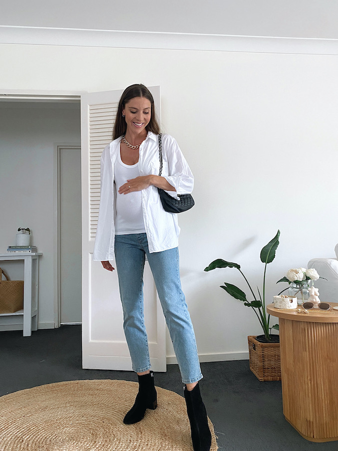 Maternity outfit with jeans, boots and white shirt