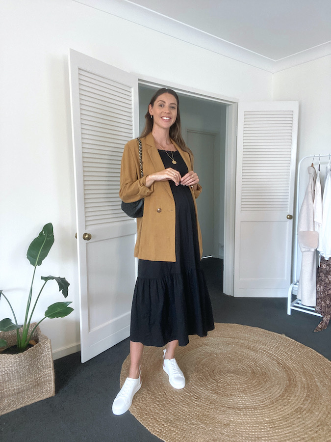 Maternity outfit dress, blazer and sneakers